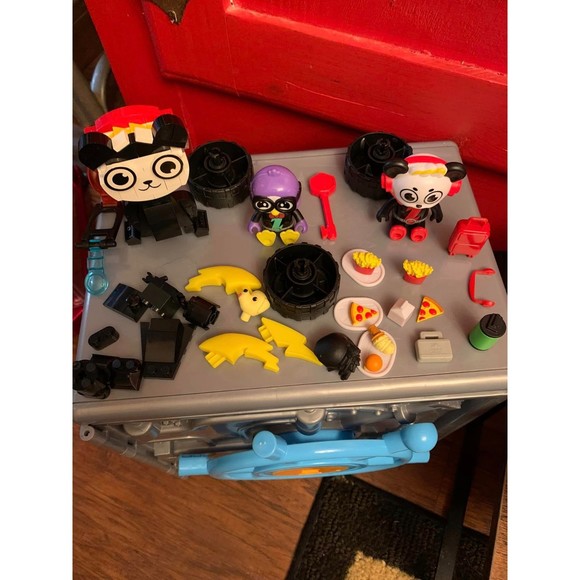 Ryans World LRGE LOT Airplane Mystery Spy Vault Stunt Skateboard 8 Char Lego EUC - Picture 10 of 11